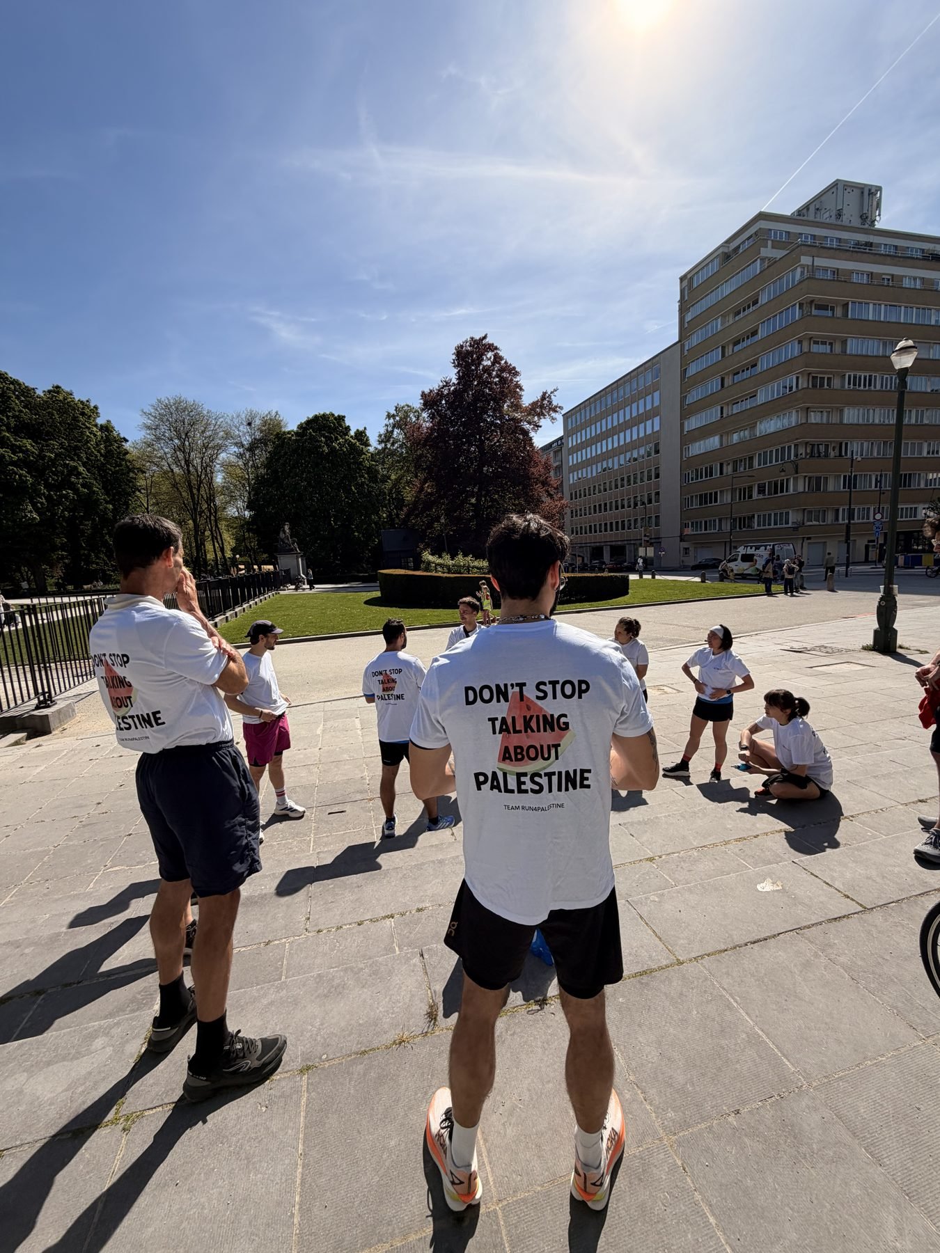 Membres de l'équipe en t-shirt Run4Palestine lors d'un entraînement collectif au soleil